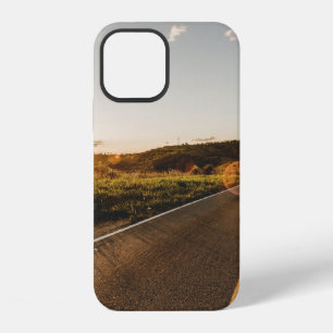 Persoon onderweg in de ochtend iPhone 12 hoesje