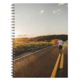 Persoon onderweg in de ochtend notitieboek
