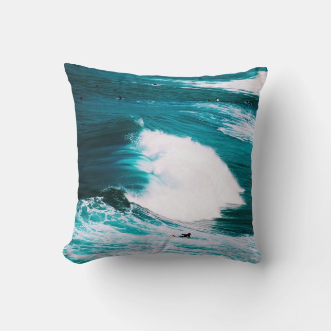 PERSOON OP BOORD MET OCEAAN WAVES KUSSEN (Voorkant)