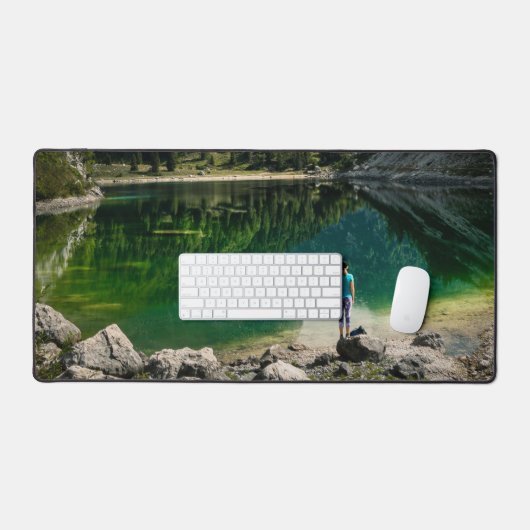 Persoon op het bergmeer bureaumat (Keyboard & Muis)