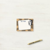 Persoon schreeuwen op elke kleur lichtstralen post-it® notes (Op bureau)