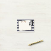 Persoon schreeuwen op zilveren strepen op elke kle post-it® notes (Op bureau)