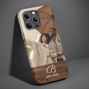 Persoonlijk foto-monogram warm bruin houtstructuur iPhone 13 hoesje