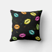 Persoonlijk glow neon lippenkussen op zwart kussen (Achterkant)