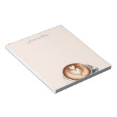Persoonlijk notitieblok met koffiethema en latte (Schuin)
