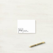 Persoonlijk of klein bedrijf met monogram post-it® notes (Op bureau)