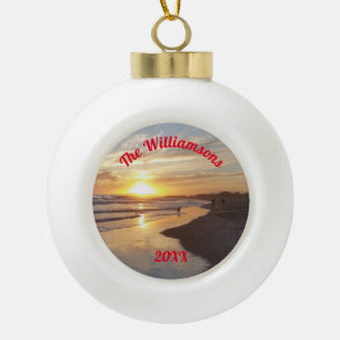 Persoonlijk strand en hond op zonsondergang keramische bal ornament