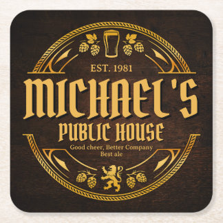 Persoonlijk vintage pubbord op rustic houten bierv vierkante kartonnen onderzetter