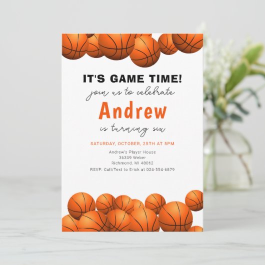 Persoonlijke basketbal verjaardagsuitnodiging met kaart (Staand voorkant)