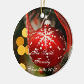 Persoonlijke kerstversiering met rood glittery keramisch ornament (Links)