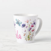 Persoonlijke naam met wilde bloemen en vlinders latte mok (Rechterhoek)