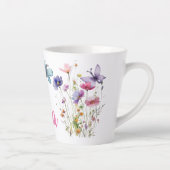 Persoonlijke naam met wilde bloemen en vlinders latte mok (Rechts)