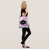 Persoonlijke naam roze en zwarte marmer canvas tas (Op model)