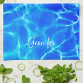 Persoonlijke naam, wit script, blauw poolwater theedoek (Gevouwen)