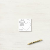 Persoonlijke pootafdruk op hart post-it® notes (Op bureau)