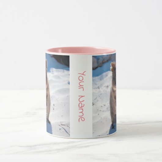 Persoonlijke schattige en gelukkige quokka op het  mok (Midden)