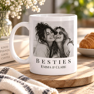 Persoonlijke zwart-wit foto van beste vrienden op koffiemok
