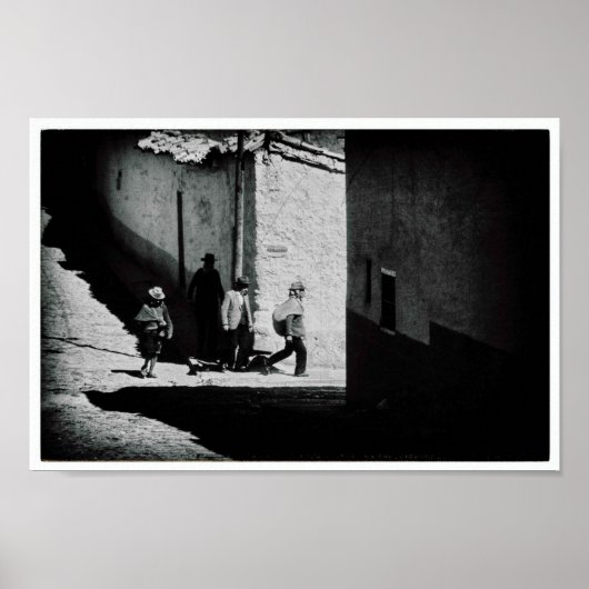 Peru-Mannen lopen door het straatzwart-wit Poster (Voorkant)