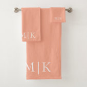 Perzik en wit | Modern monogram Bad Handdoek (Insitu)