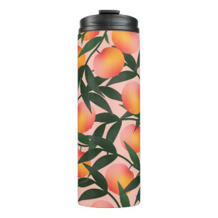Perzik fruit roze achtergrond patroon. thermosbeker