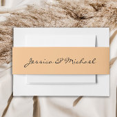 Perzik gekleurde moderne script bruiloft namen uitnodigingen wikkel