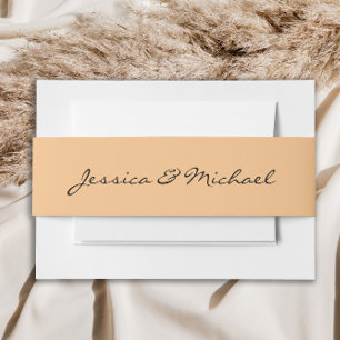 Perzik gekleurde moderne script bruiloft namen uitnodigingen wikkel