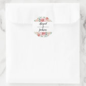Perzik Waterverf Bloemen Lijst Bruiloft Monogram Ronde Sticker (Tas)