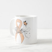 Perzikbewustmakingslint met vlinder koffiemok (Voorkant links)