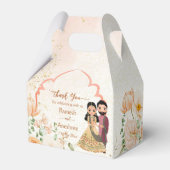 Perzikbloemen schattig Indiaas bruidskoppel op maa Bedankdoosjes (Voorkant Zijde)