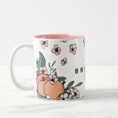 perziken en perzikroze monogram bloesem tweekleurige koffiemok (Links)