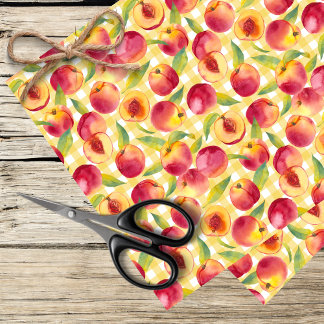 perziken op een gele achtergrond van gingham tissuepapier