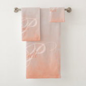 Perzikgrijze rustige Abstracte monogram Bad Handdoek (Insitu)