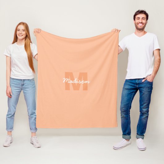 Perzikkleur van 2024 met de naam van het douanemon fleece deken (In situ)