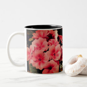 Perzikkleurige primrose-strijkkunst op maat tweekleurige koffiemok