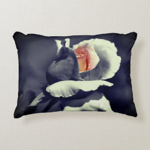 Perzikkleurige zwarte en witte partiële kleur accent kussen