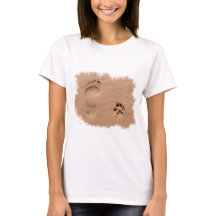 Pet en voetafdruk in de zand