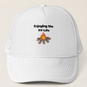 Pet met de levensstijl van de RV en een kampvuur