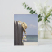 Pet van riem dat op een hek in het strand hangt briefkaart (Staand voorkant)