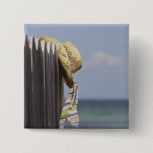 Pet van riem dat op een hek in het strand hangt vierkante button 5,1 cm