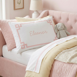Petal Roze Griekse Sleutel Monogram Standaard Kuss Kussensloop