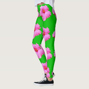Petal Serenity: Pink Hibiscus op een groen doek Leggings