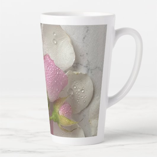 Petalen in Parels Roze Bloemen Glinsteren in Dewy Latte Mok (Rechts)