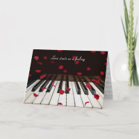 Pétales roses sur la carte d'anniversaire de piano