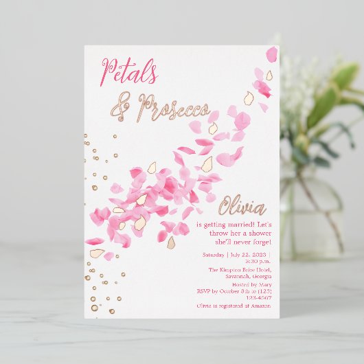Petals en Prosecco Roze Bruidsdouche Uitnodiging (Staand Voorkant)