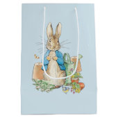 Peter het konijn in zijn tuin medium cadeauzakje (Achterkant)