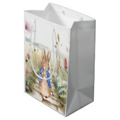 Peter het Konijn met veld van wilde bloemen Medium Cadeauzakje (Achterkant Gekanteld)