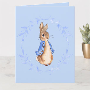 Peter le lapin avec la carte de couronne bleu feui