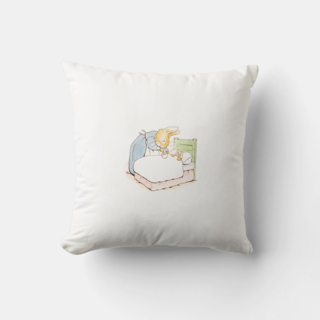 Peter Rabbit in Bed (Fed by his Moeder) Kussen (Voorkant)