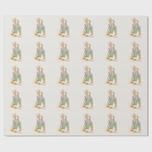 Peter the Rabbit Eating a Carrot Beige Linen Cadeaupapier (Vlak)