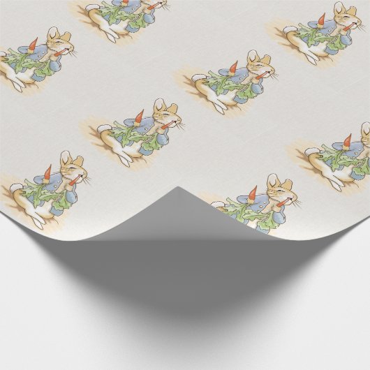 Peter the Rabbit Eating a Carrot Beige Linen Cadeaupapier (Hoek)